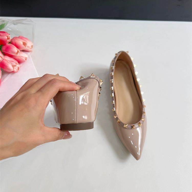 驚くほど柔らかく、かかとが痛くならないエナメルパンプス。足に優しくフィットし、ヒールでも靴擦れしにくいストレスフリーな履き心地の証明