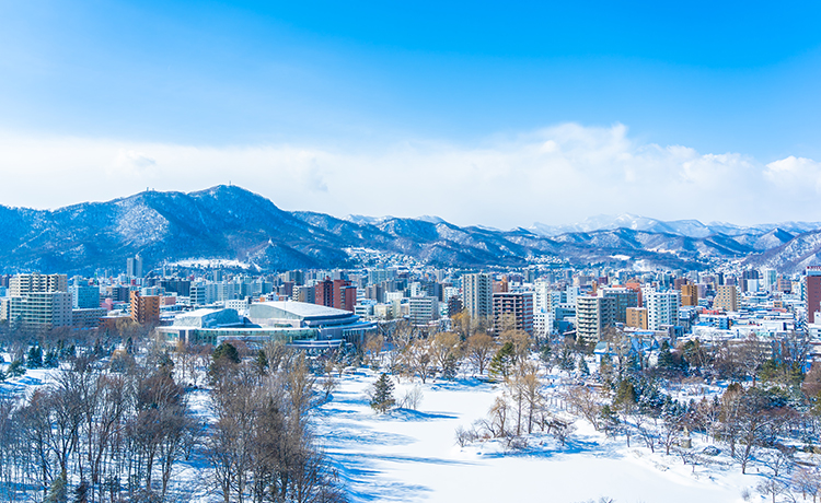 冬の山の風景と美しい建築物 札幌市（北海道）