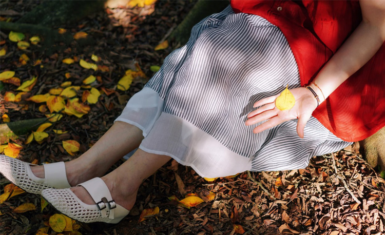 メッシュ編みミュール&times;スカートの大人可愛いコーデ