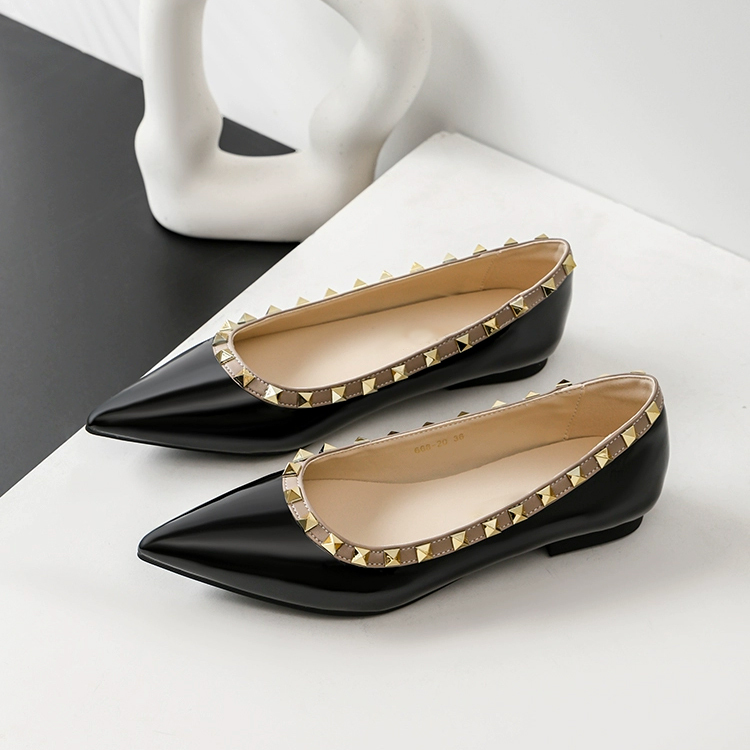 まるでハイブランドのような高見えブラックスタッズパンプス。艶やかなエナメル素材が、夜のディナーや特別な日のパーティードレスを格上げします