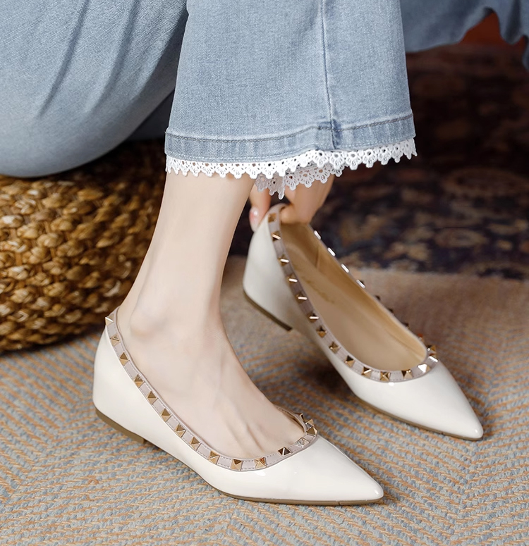 ぺたんこに見えて実は5cm盛れるインヒールパンプス。アイボリーの艶やかな質感が、春夏のお出かけスタイルを軽やかにアップデート