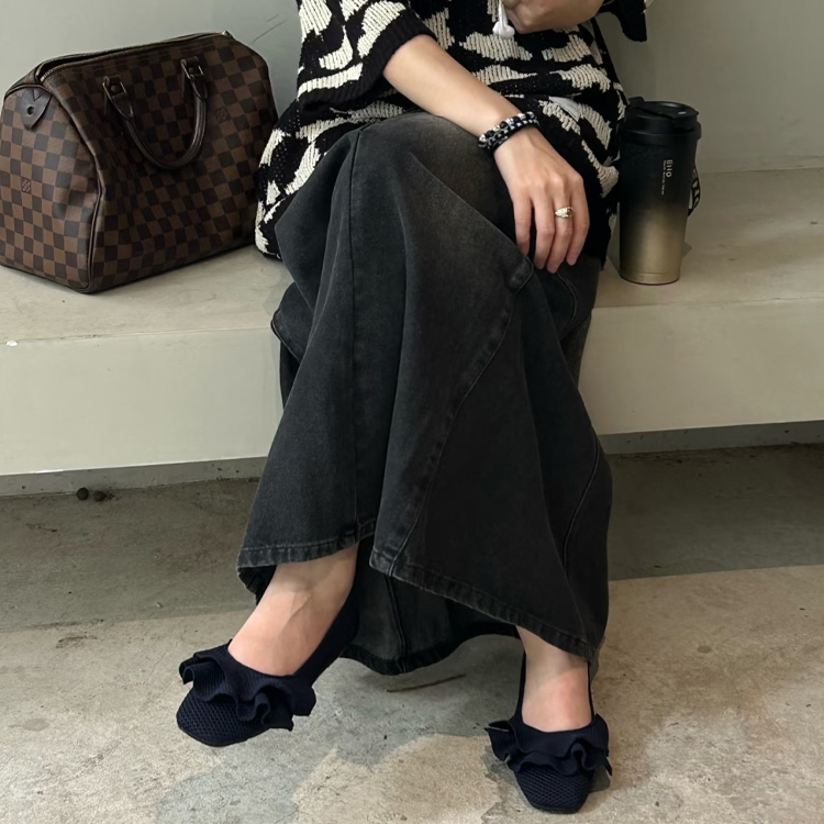 GWの旅行やお出かけに。コーデの主役になるフリルデザインが大人可愛いネイビーフラットシューズを使った春スタイル