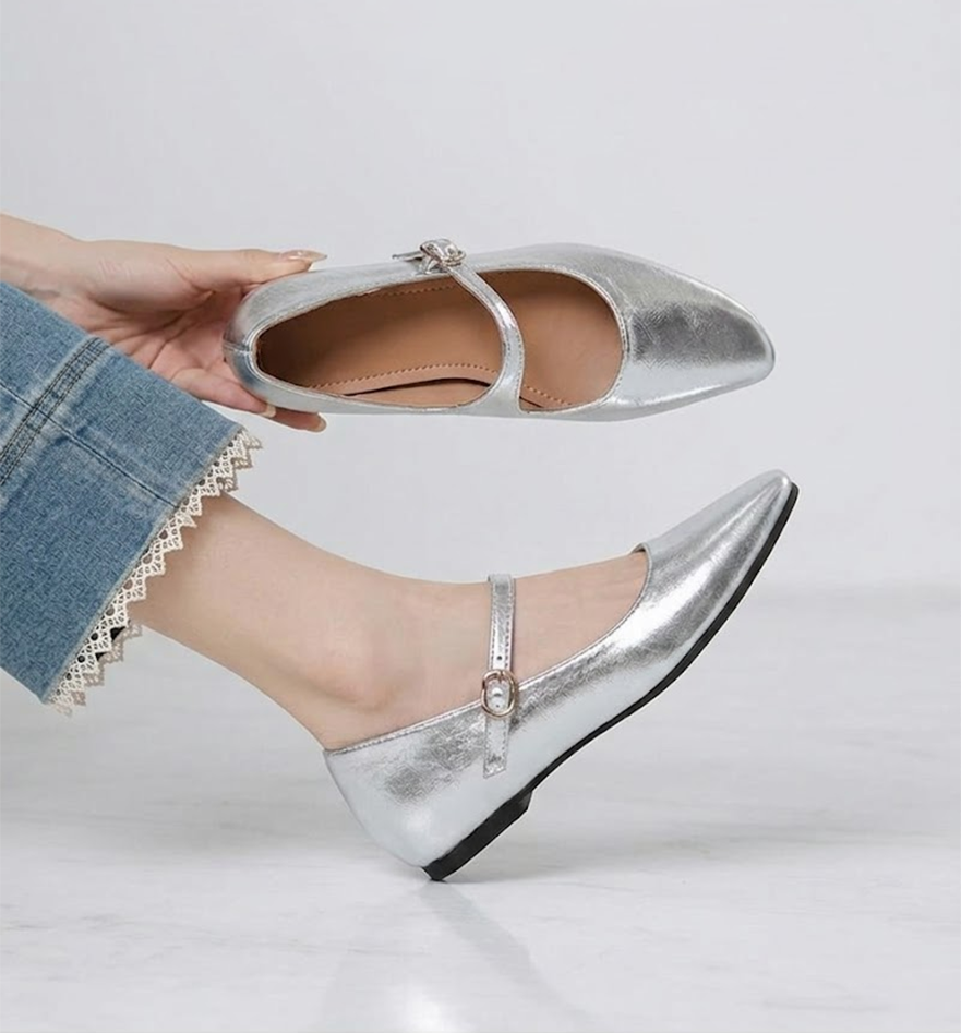 シルバーのマリージェーンの軽やかさを伝える写真。デニムスタイルにも合うメタリックカラーで、足元に抜け感とトレンド感をプラス。