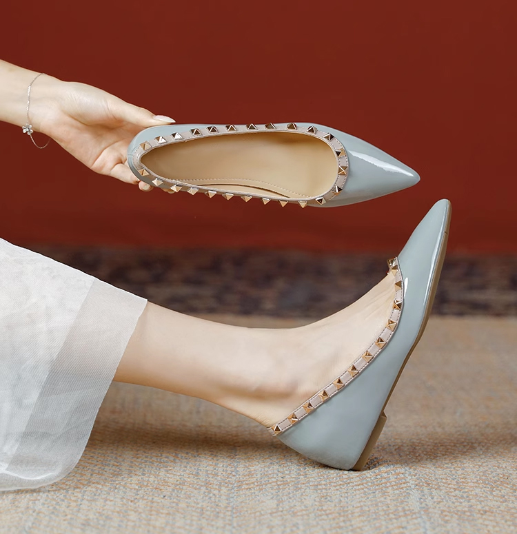 秘密の+5cm脚長効果！スタッズがアクセントの美脚インヒールパンプス。ホテルでの会食やイベントなど、立ちっぱなしのシーンをサポート