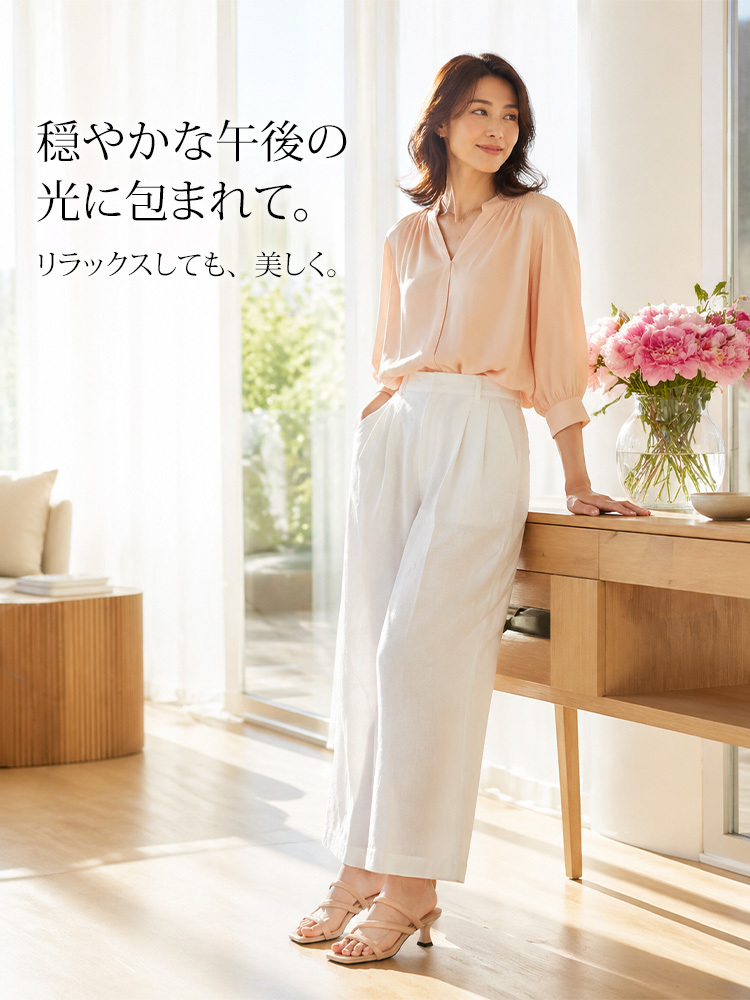 きれいめブラウスと白のワイドパンツに合わせるミュールサンダル。大人の抜け感あるオフィスカジュアル・デイリーコーデ