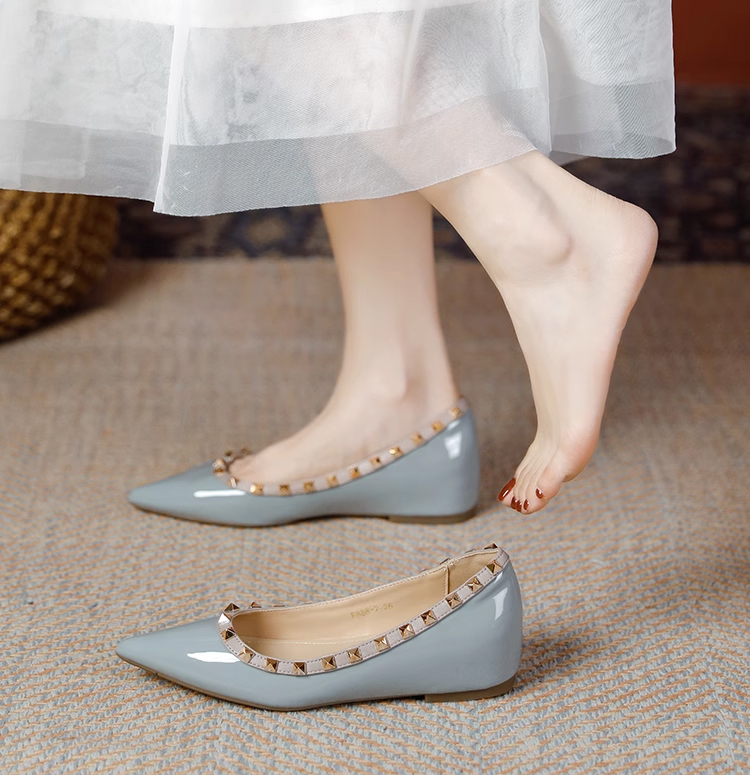 素足感覚で履ける柔らかいブルーグレーのスタッズパンプス。吸い付くようなフィット感で、謝恩会やパーティーでもストレスフリーな履き心地