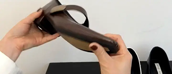 手で曲げられるほど柔らかい 屈曲性の高いソール