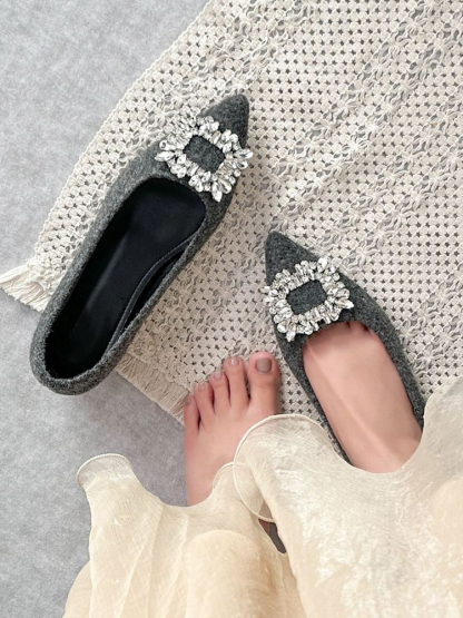 グレー ビジューパンプス ポインテッドトゥ スクエアバックル 足元 着用画像