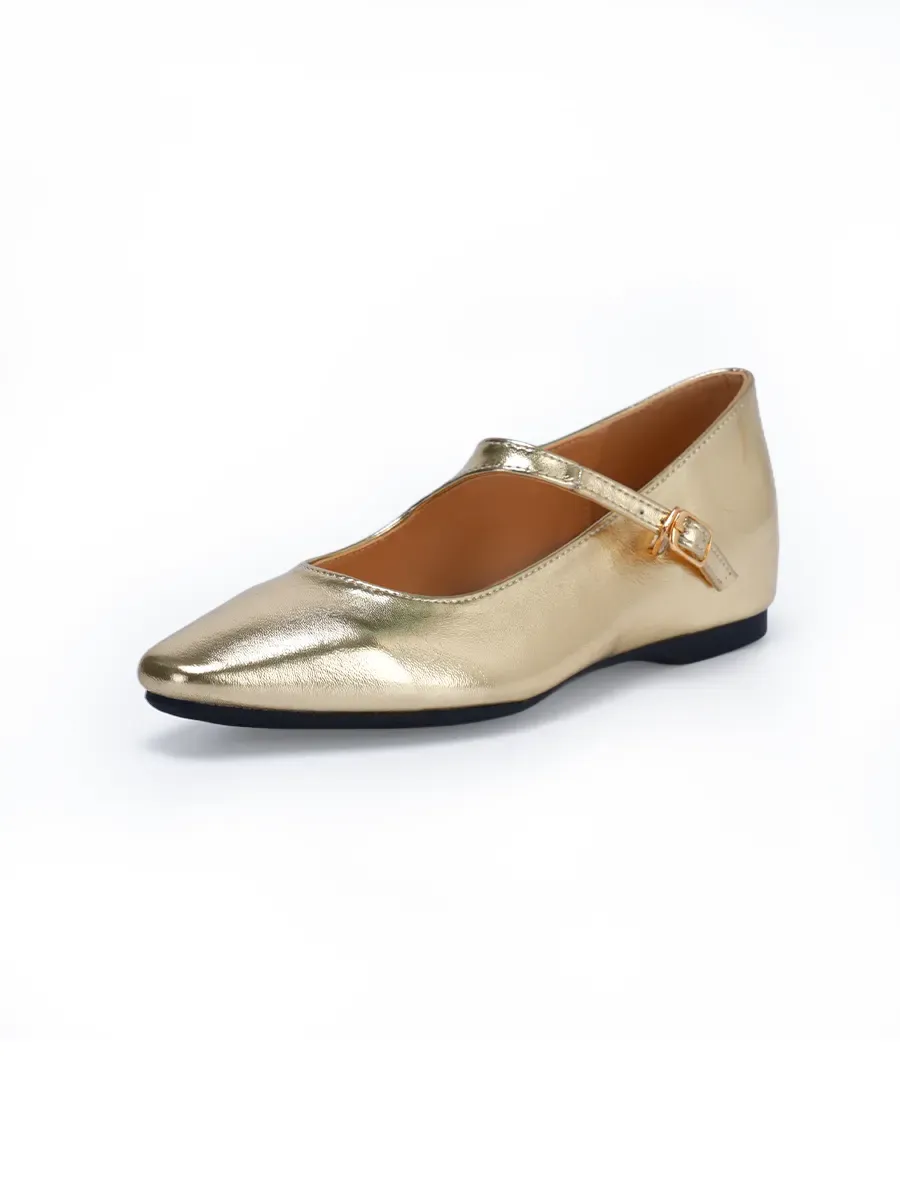 ゴールド（金色）のエナメルマリージェーンパンプス。パーティーや結婚式など、オケージョンシーンの足元を華やかに彩る。