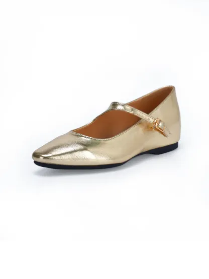 ゴールド（金色）のエナメルマリージェーンパンプス。パーティーや結婚式など、オケージョンシーンの足元を華やかに彩る。