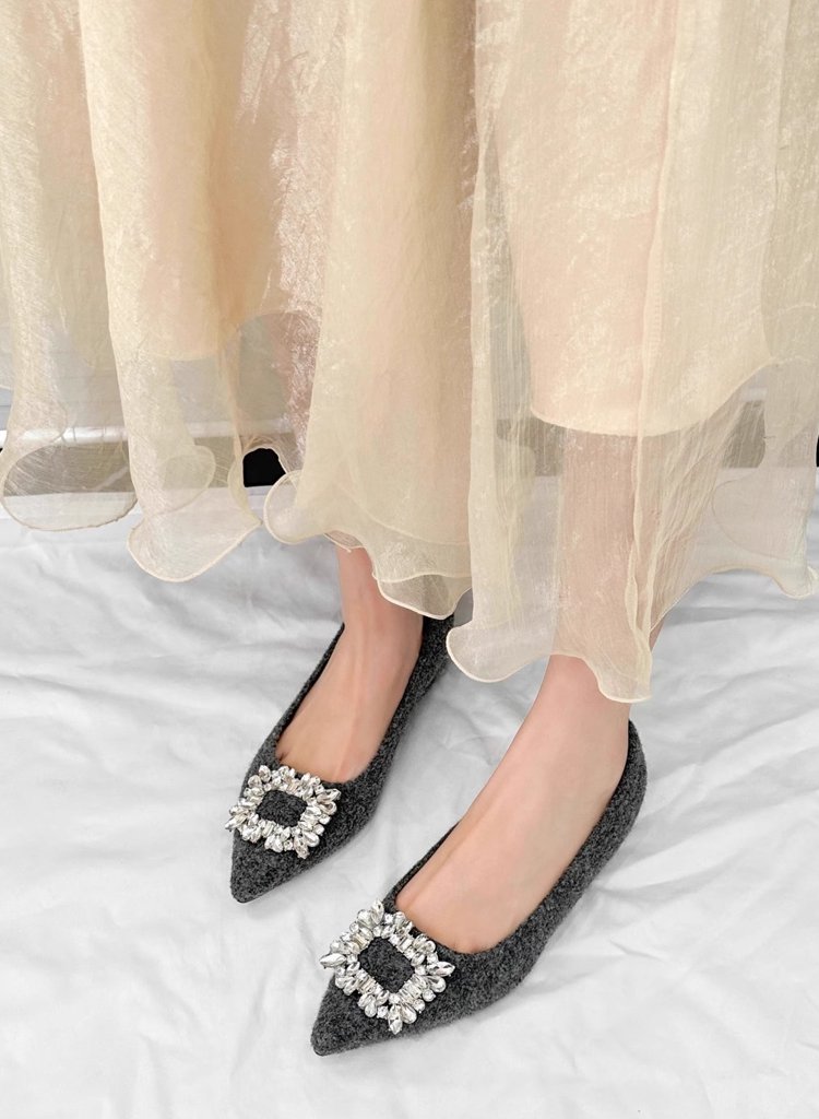 ビジューバックルパンプス 足元 グレー  正面 着用画像 