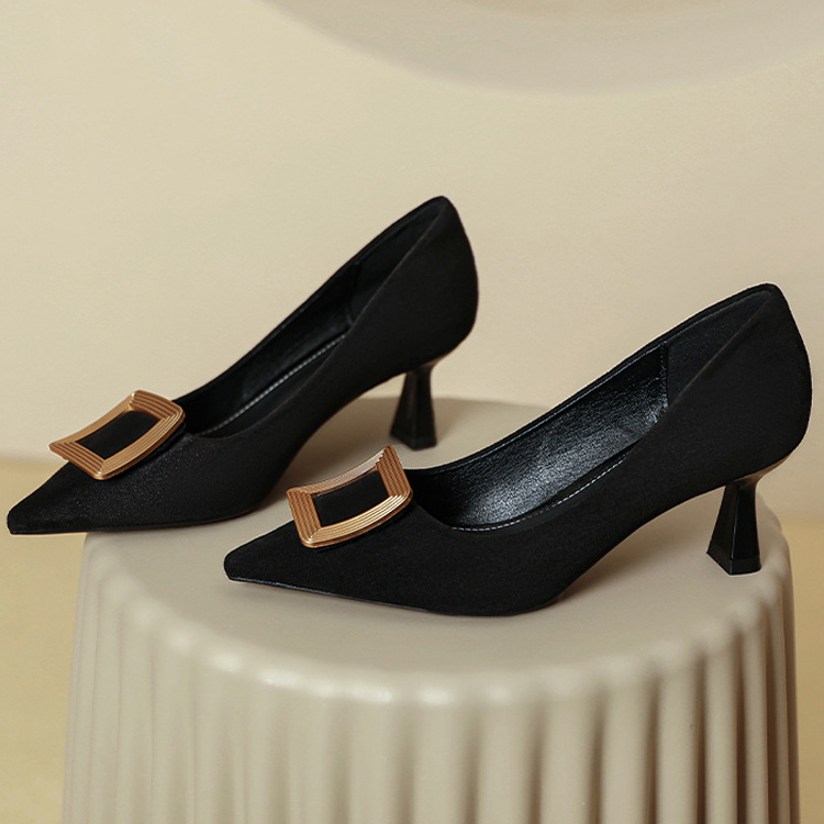 レディースの尖ったつま先ハイヒール、スティレットヒール、2025年の新しいスタイル、春と秋のレディースシューズ、ブラックスエード、