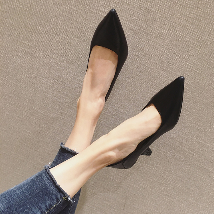  7.5cmヒールで脚長効果抜群の黒パンプス。細見えするポインテッドトゥがスタイルを良く見せ、働く女性の美脚を叶えるシルエット