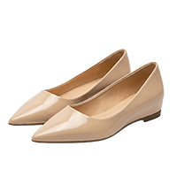 黒のエナメル・ポインテッドトゥパンプス