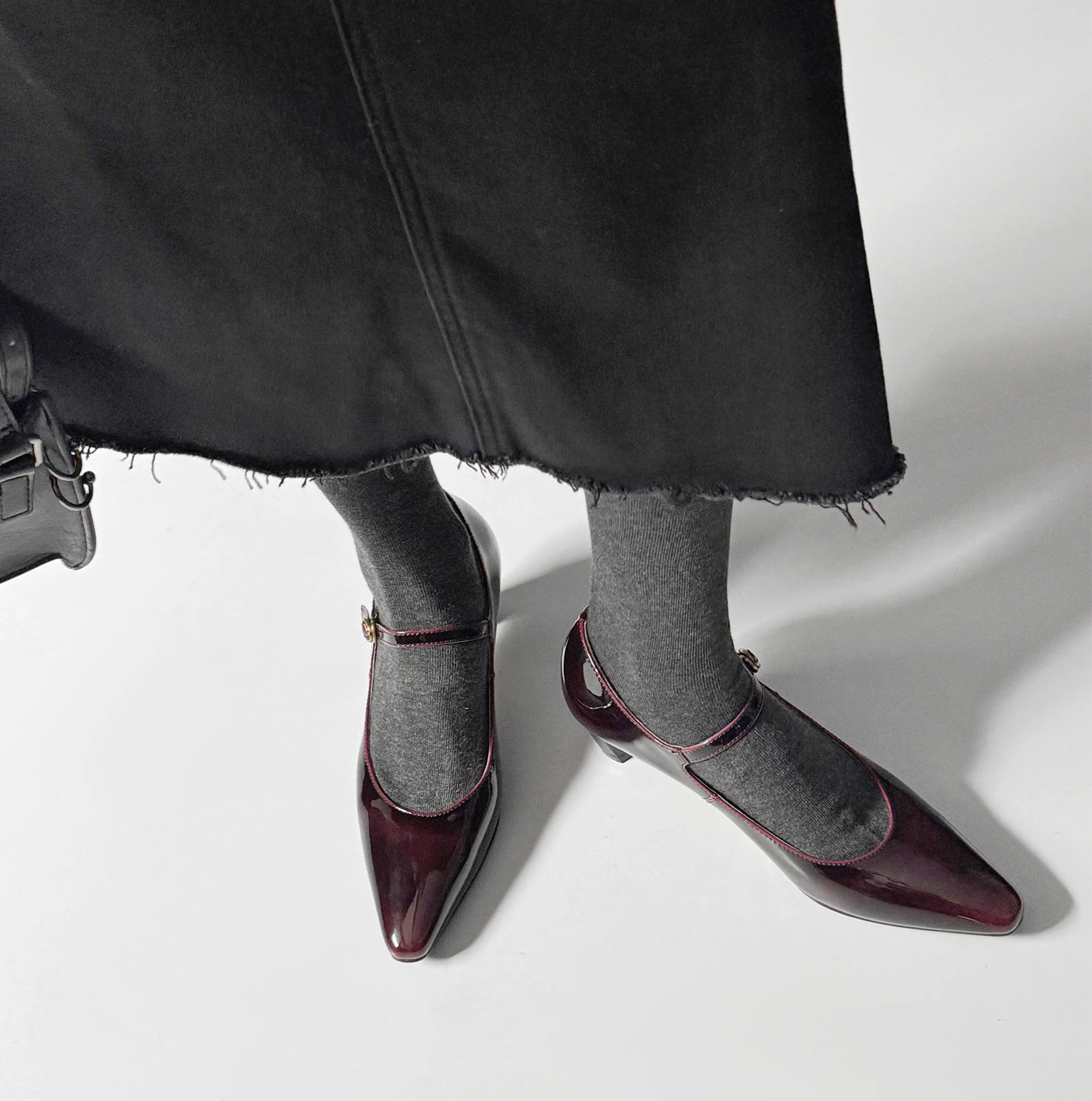 タイツ コーデ パンプス ブラウン チャコールグレー 靴下 合わせ方 秋 冬 ファッション メリージェーン クルーソックス 大人可愛い 足元