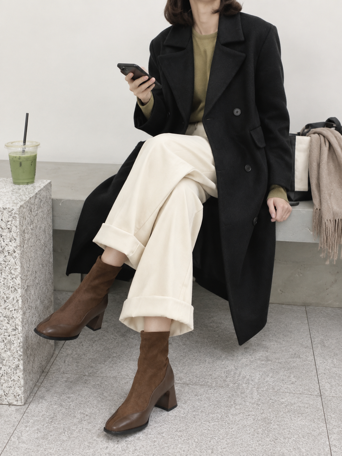 ロングコートと白パンツにブラウンショートブーツを合わせた上品な秋冬コーデ