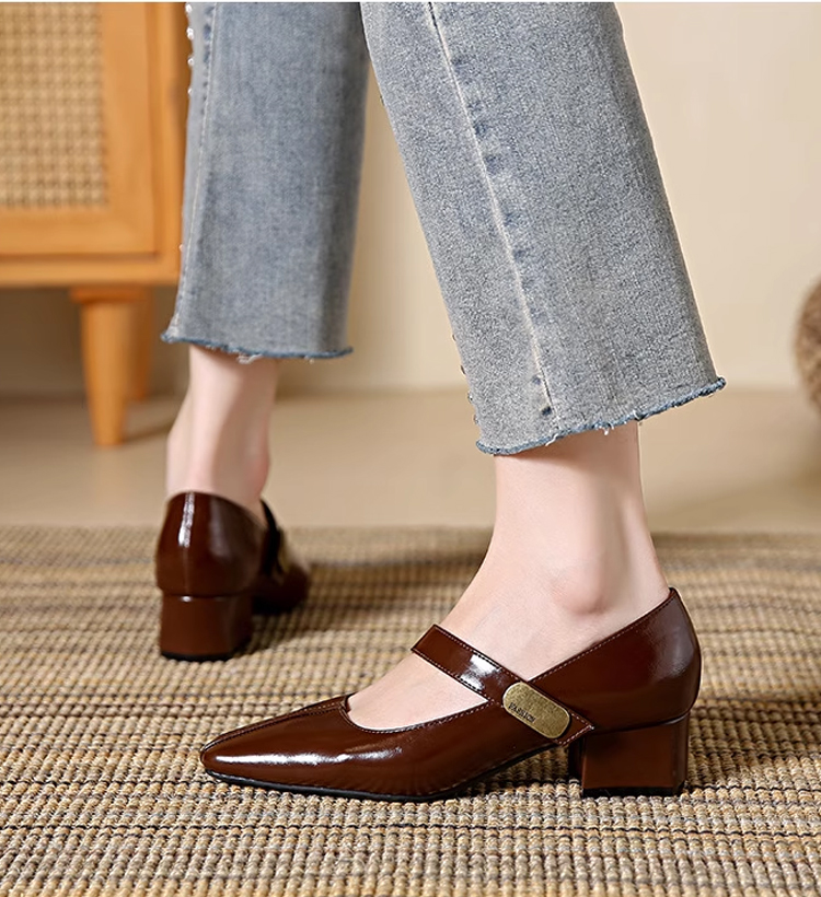 メリージェーン 赤 斜め後ろからの着用画像 太ヒールのシルエット 足首見せ