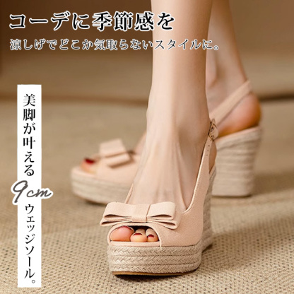 コーデに季節感を涼しげでどこか気取ちないスタイルに。 美脚が叶えるアップウェッジソール。