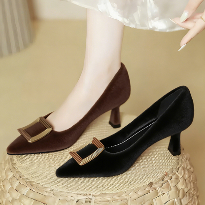 レディースの尖ったつま先ハイヒール、スティレットヒール、2025年の新しいスタイル、春と秋のレディースシューズ、ブラックスエード、