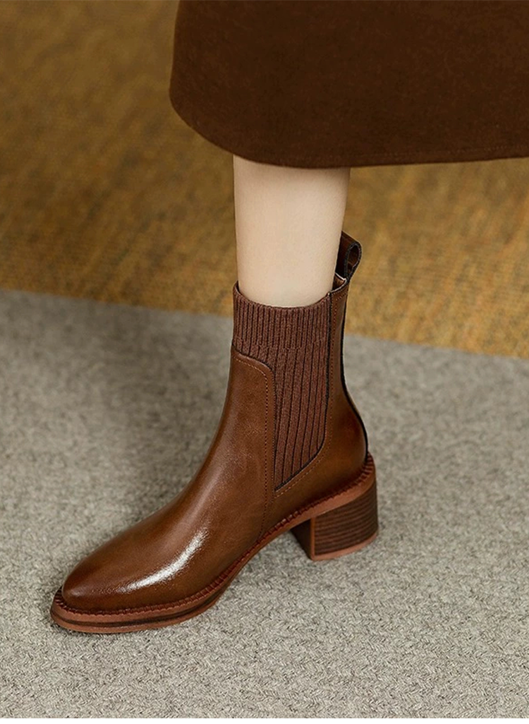 ブラウンのKENPOGENニットショートブーツを着用したモデルの足元側面写真