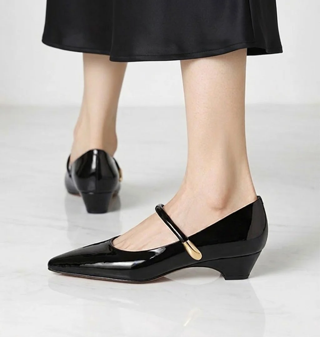 かかとを優しく包み込み靴擦れを防ぐブラックのエナメルパンプス。安定感のある太めヒールで後ろ姿も美しく、長時間の歩行でも疲れにくい