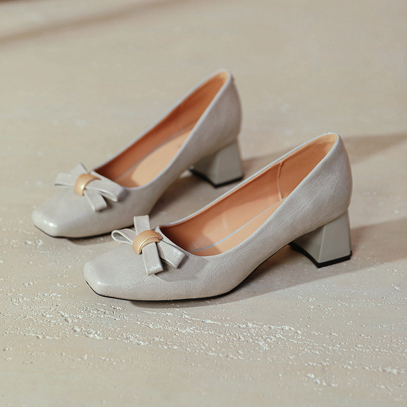 リボンモチーフ チャンキーヒールパンプス