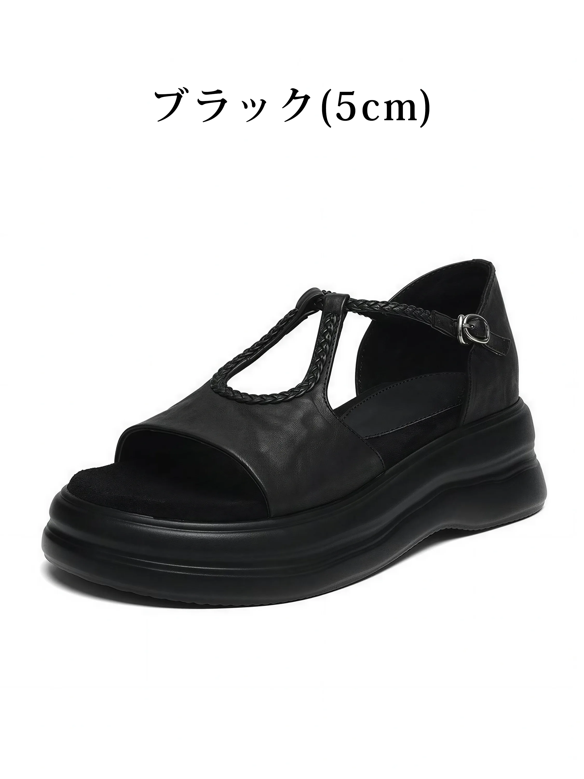 ブラック色のレディース夏サンダル（5cmヒール）の製品写真。足元を引き締める黒の厚底ソールと、きれいめな印象の編み込みTストラップデザイン。