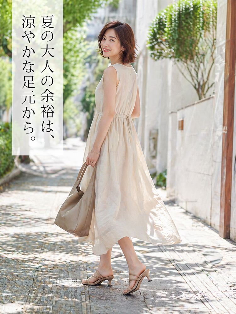 きれいめノースリーブワンピースとミュールサンダルのスタイリング。夏の涼しげで上品な大人のお出かけスタイル