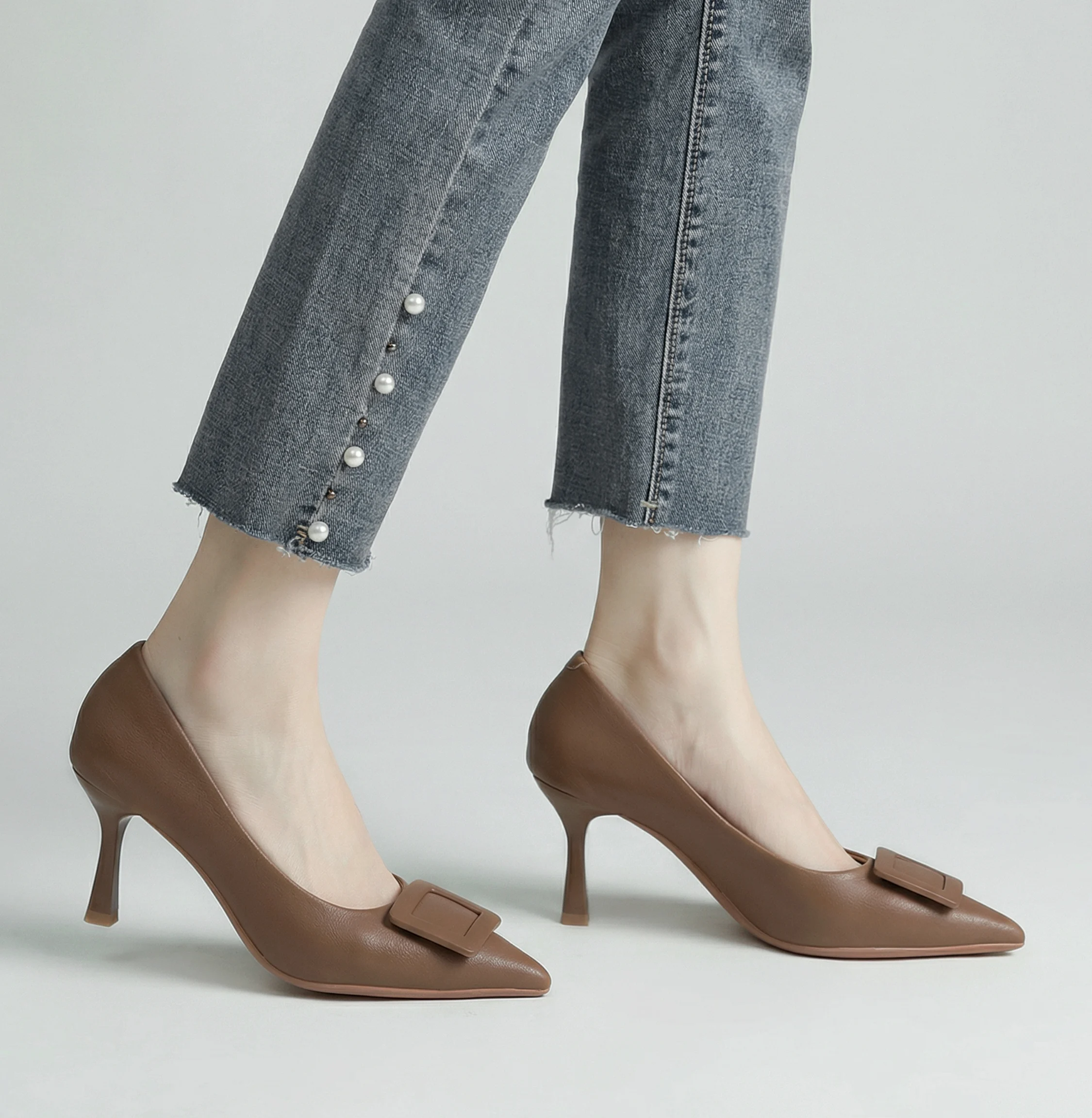 健歩源 パンプス 右足アウトサイド全体図｜スニーカー構造のインソール搭載