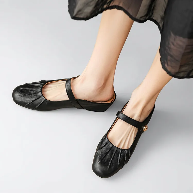 柔らかい素材で足に優しくフィットする黒のギャザーミュール。スクエアトゥが今っぽさを演出する、痛くない・疲れない大人のきれいめサンダル