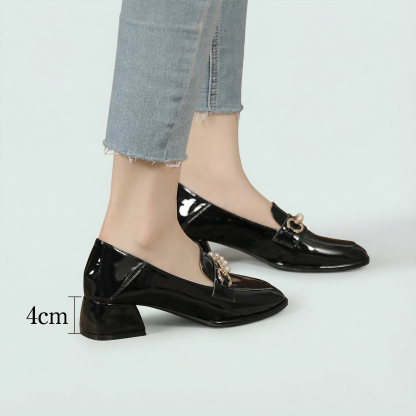 太めヒールの万能なスクエアトゥのレザーシューズ