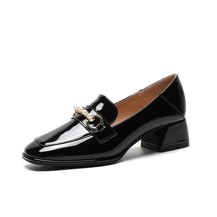 太めヒールの万能なスクエアトゥのレザーシューズ