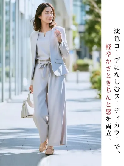 淡い色のパンツスーツに、肌なじみの良いヌーディーカラーのパンプスを合わせた通勤コーデ。軽やかさと、きちんと感を両立するオフィスカジュアルスタイル。