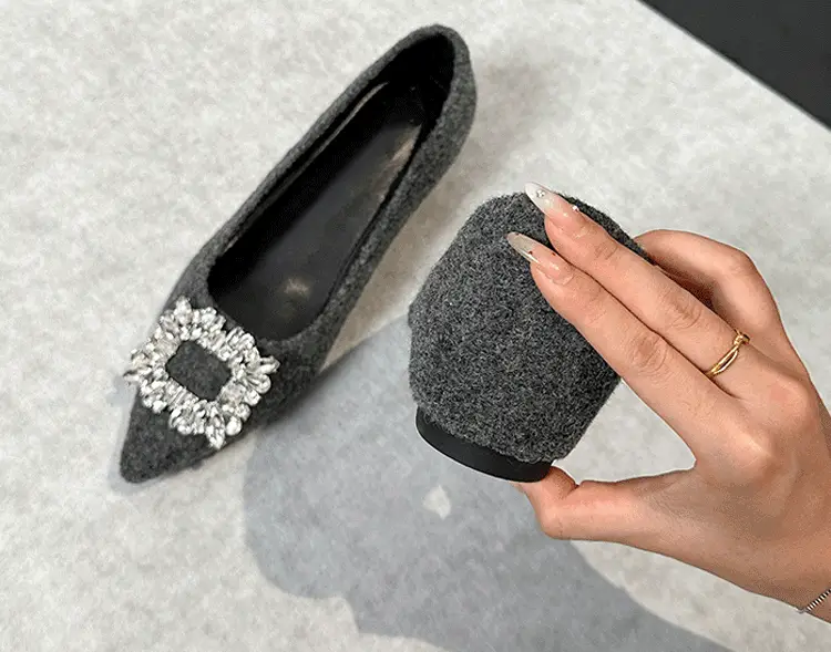 見た目はフラットパンプス 実は4cmUP こっそり美脚 インヒール 構造