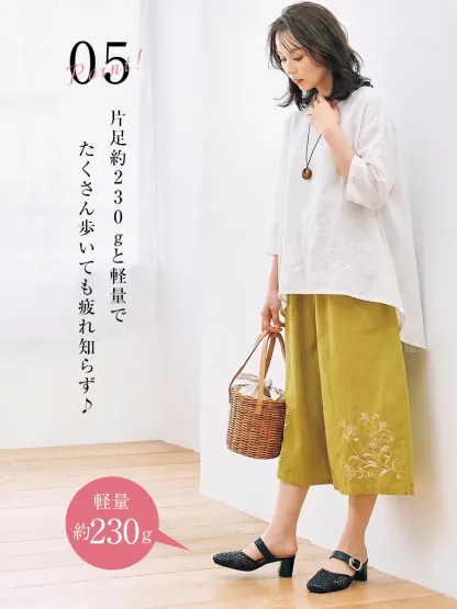 片足約230gの超軽量ミュールサンダル。たくさん歩いても疲れ知らずで、旅行やショッピングに最適。ナチュラルなカジュアルコーデにもマッチ。