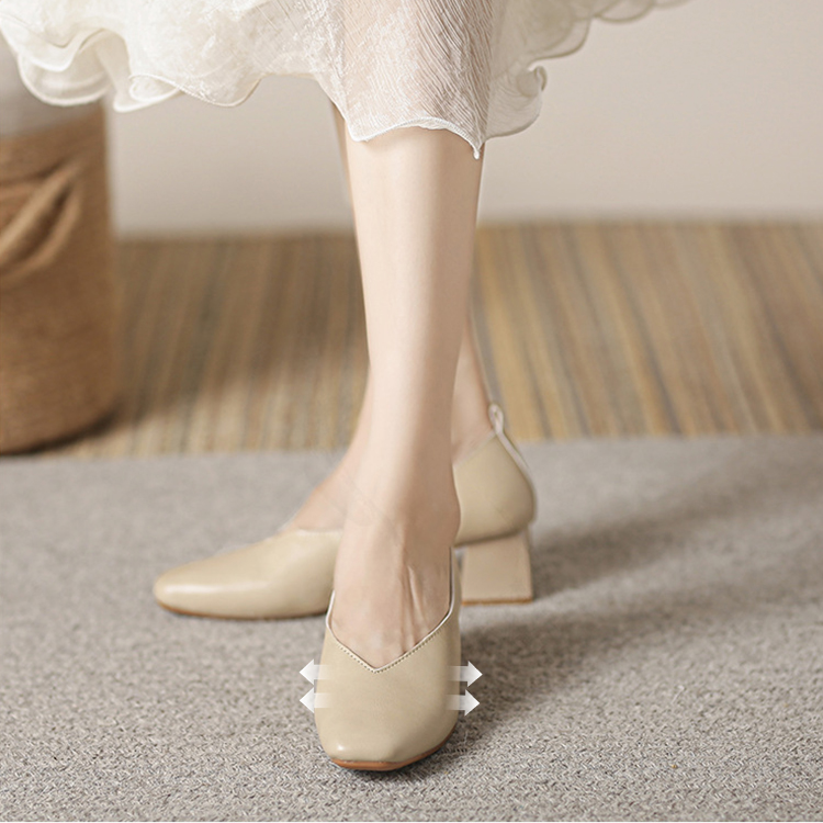 スクエアトゥ ブロックヒール Vカットパンプス