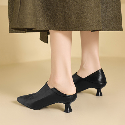 レトロモダン スリット入り ポインテッドトゥスリッポン