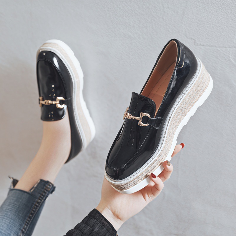 厚底エナメルローファー