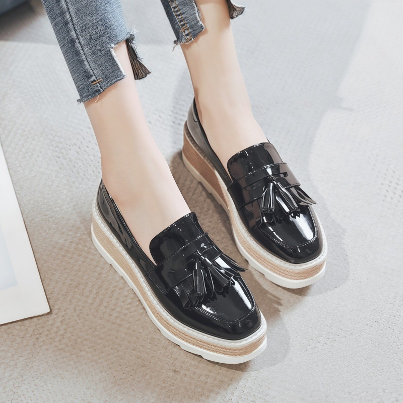 厚底エナメルローファー