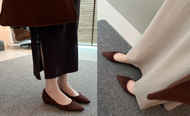ブラウンのクッションパンプスをスカートやパンツに合わせた着用レビュー