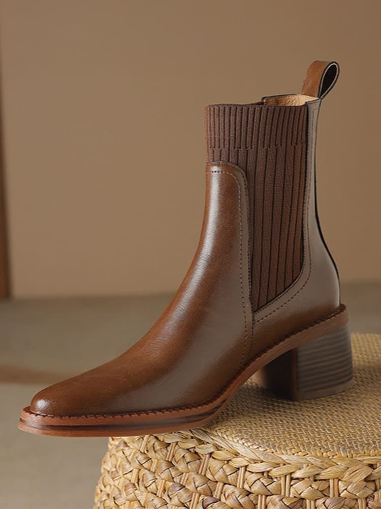 ブラウンの本革ニットショートブーツの側面写真