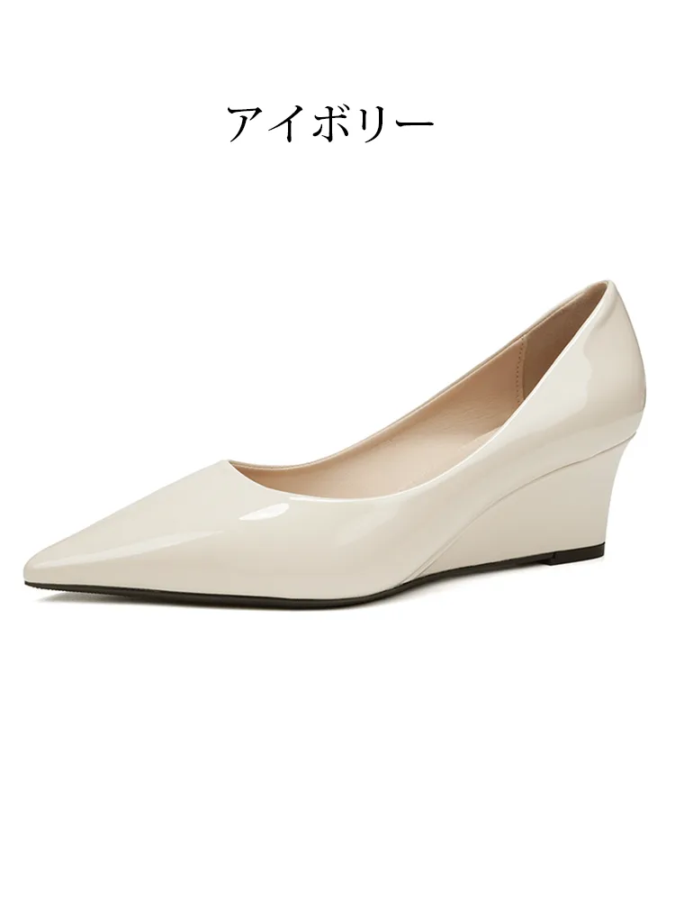 【カラー：アイボリー】GWのお出かけや春夏コーデをパッと明るくする爽やかなアイボリー。水を弾くエナメル素材だから、明るい色でも汚れを気にせず履けるパンプス