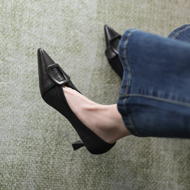 レトロ調バックル付き本革パンプス