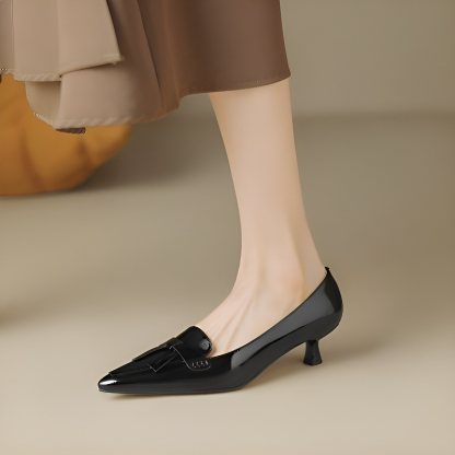リボンモチーフポインテッドトゥエナメルローファー