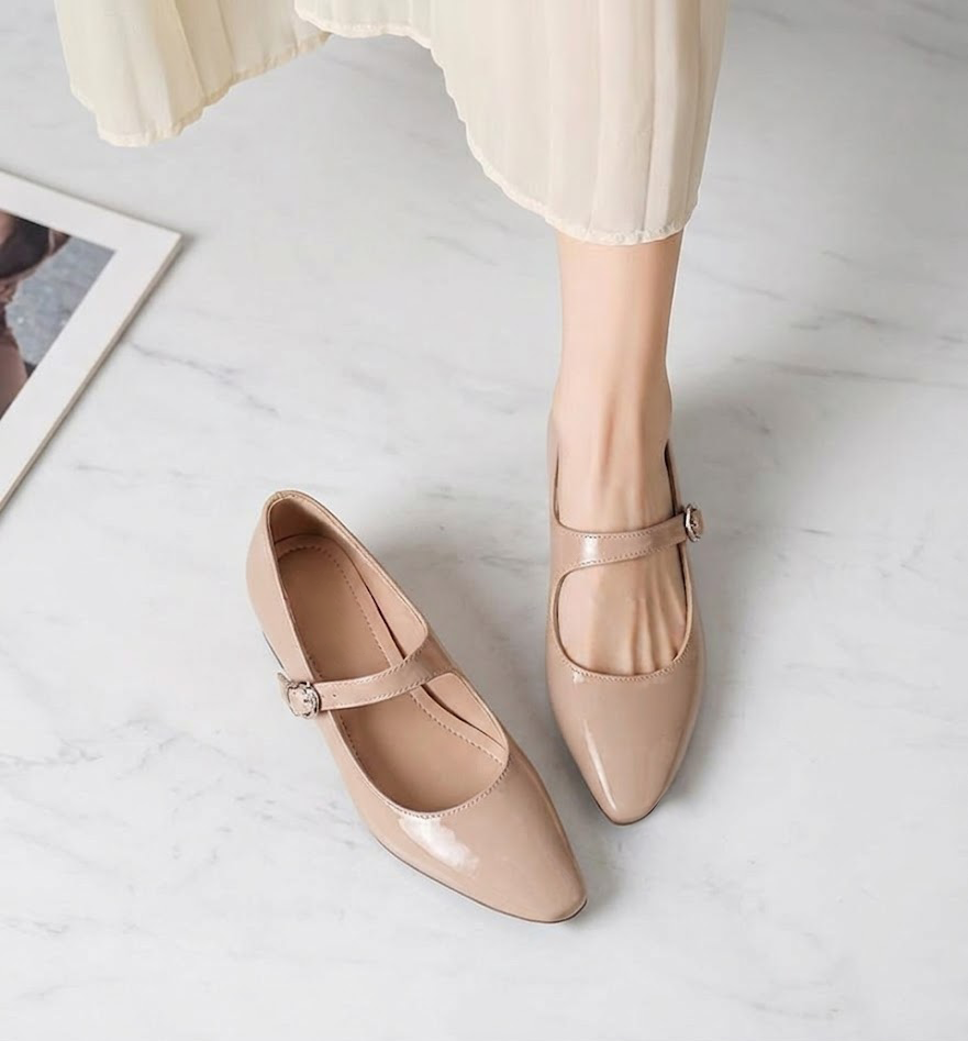 ベージュのマリージェーンパンプスの着用イメージ。きれいめなスカートに合わせ、オフィスや普段使いに最適。ストラップ付きで脱げにくく、インヒールでさりげなく美脚を演出。