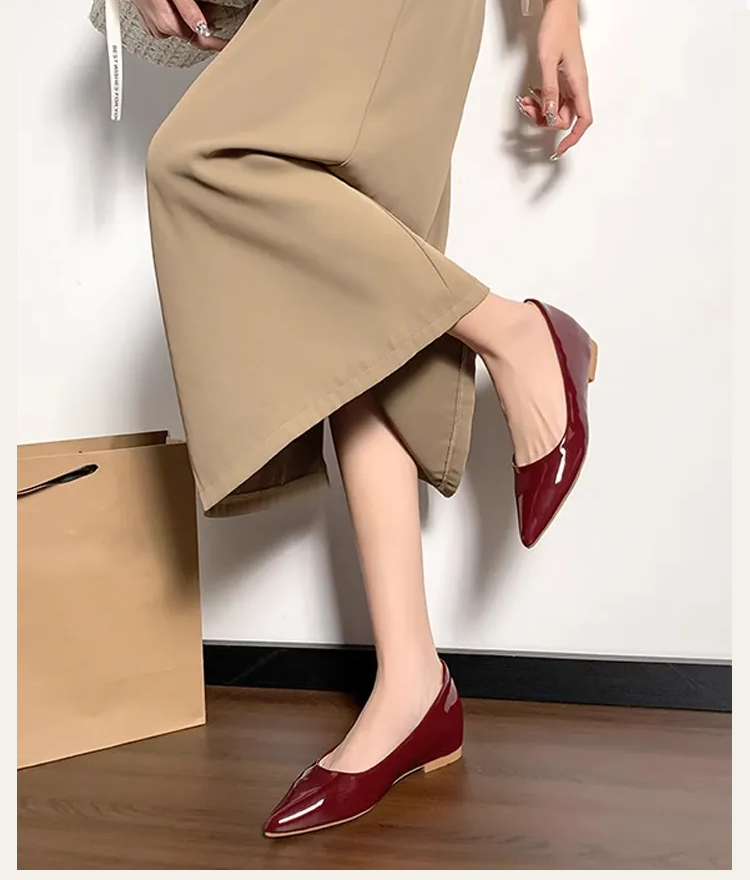 こっくりとしたワインレッドのパンプスにブラウンのスカートを合わせた、秋らしい大人の配色コーデ