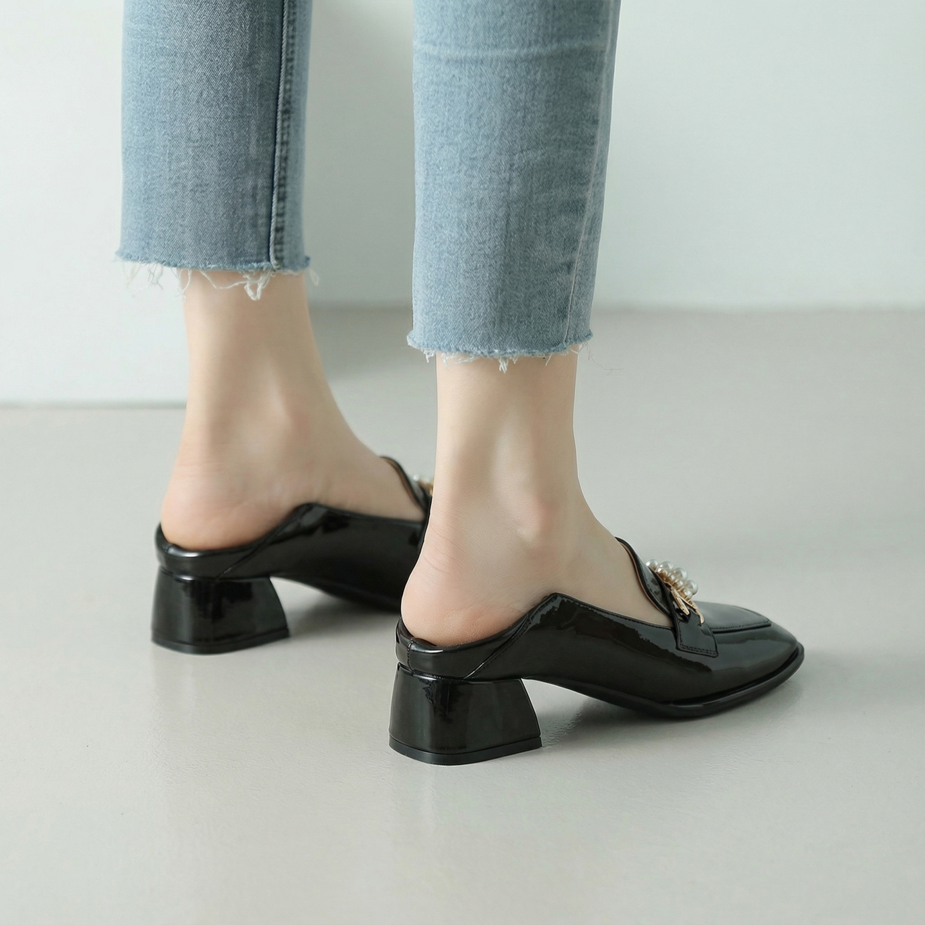 太めヒールの万能なスクエアトゥのレザーシューズ