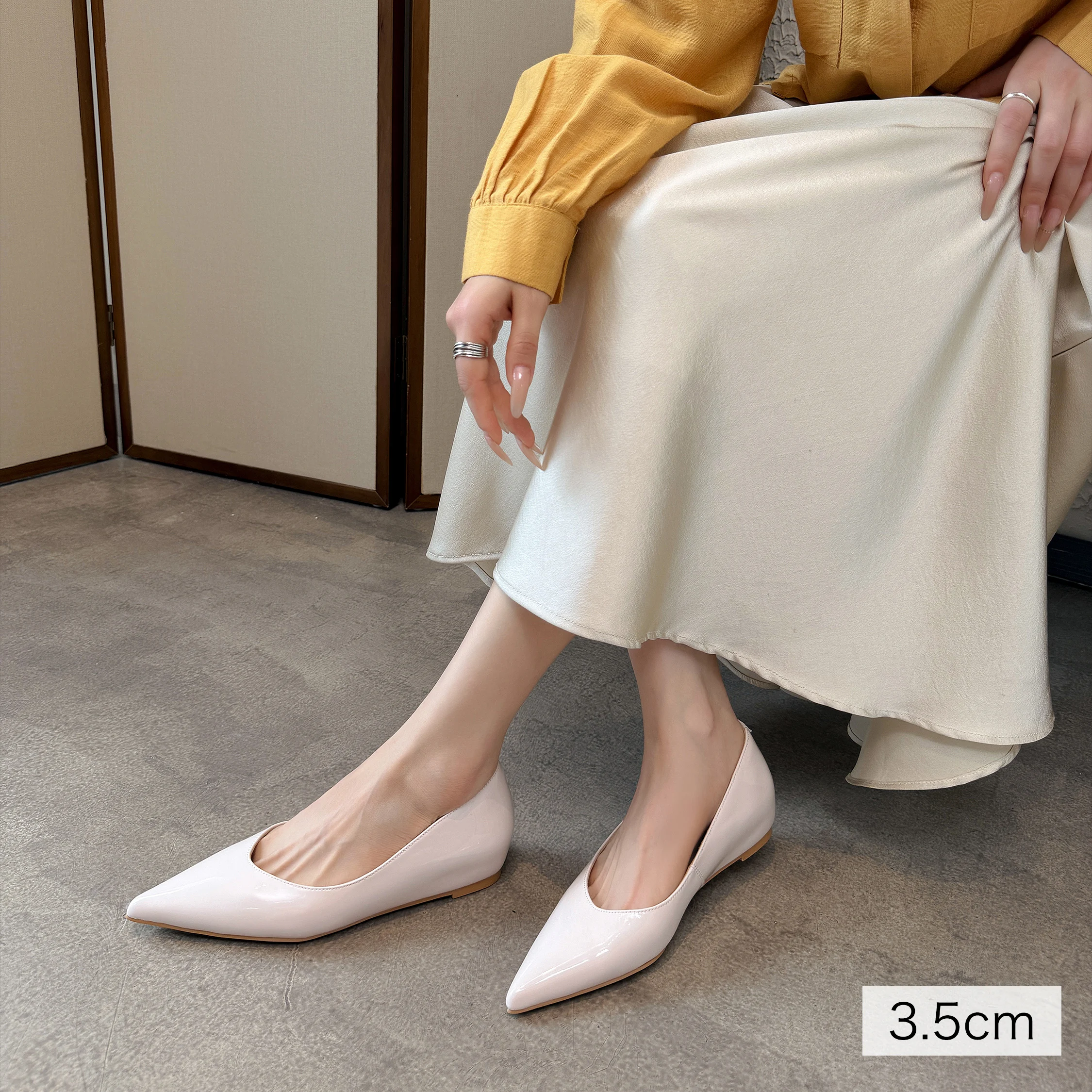 ベージュの本革インヒールパンプス 3.5cm レディース 痛くない 歩きやすい ポインテッドトゥ フェミニン通勤コーデ