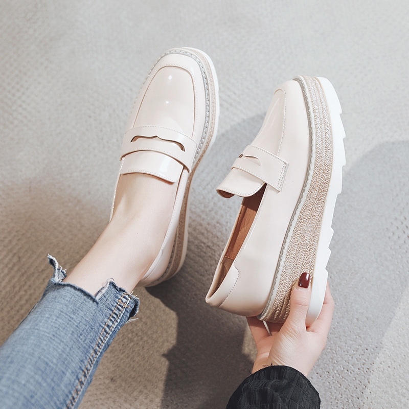 厚底エナメルローファー