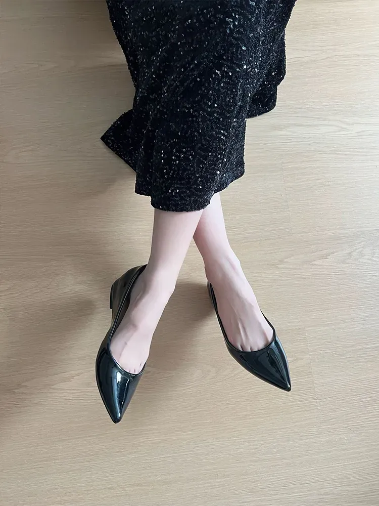 ポインテッドトゥパンプス ブラック 正面 オフィスからフォーマルまで使える定番の黒エナメル